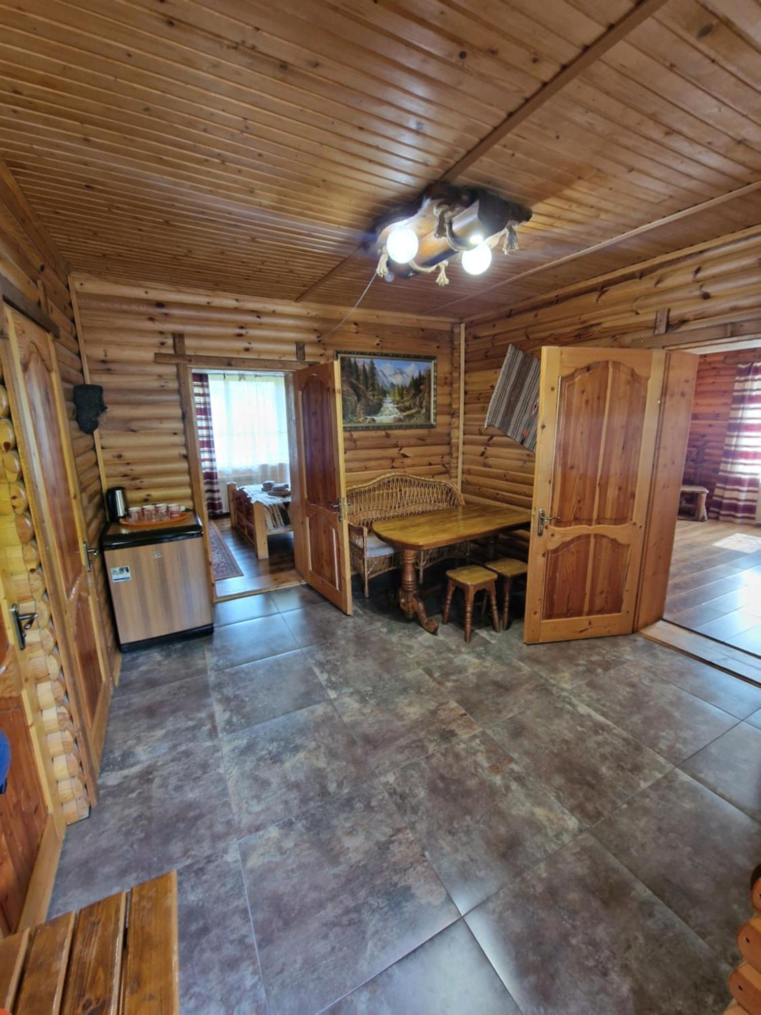 Гуцульська Хата Hotell Jaremtsje Eksteriør bilde
